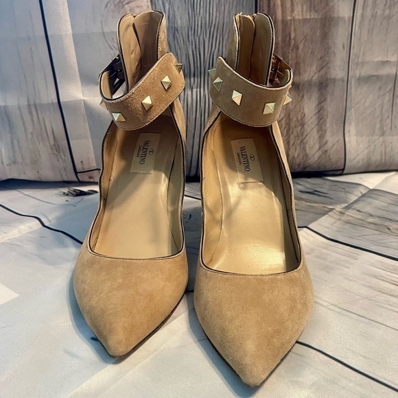 Valentino Rockstud Suede Ankle Strap
Heels in Tan Beige (Size 38/ US 8-8.5)🔥EUC - Picture 5 of 12